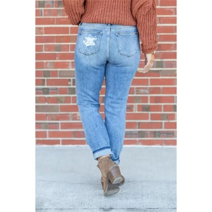 Vue détaillée du jean slim bleu clair avec poches arrière trouées et coupe ajustée élégante