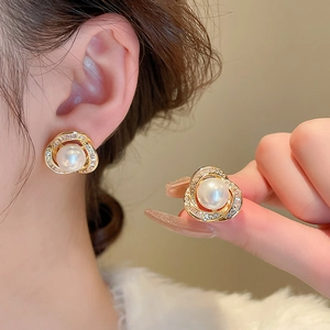 Boucles d'oreilles perles dorées avec zircones au design tourbillon vintage élégant