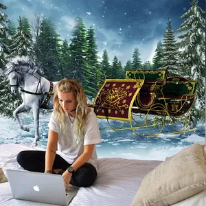 Détail d'une tapisserie de Noël avec scène de forêt d'hiver et calèche dorée