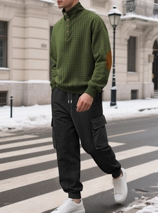 Détail d'un pull gaufré olive avec patchs aux coudes et pantalon cargo assorti pour homme