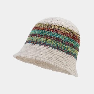 Chapeau seau au crochet fait main en blanc crème avec des rayures colorées et vue de haut