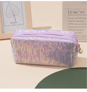 Lila Pailletten Kosmetiktasche Detail, große Reißverschlusstasche mit Perlenanhänger.
