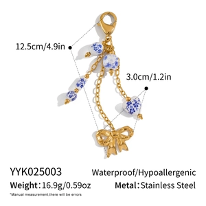 Détails des perles en céramique et du pendentif nœud avec dimensions et poids du produit