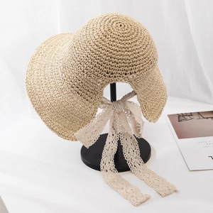 Cappello da sole in paglia intrecciata con nastro in pizzo e tesa traforata