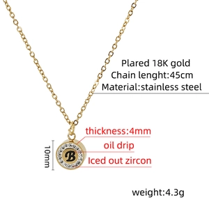 Vue détaillée du pendentif lettre B en acier inoxydable doré 18K avec zircons sertis