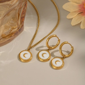 Elegantes 18K vergoldetes Edelstahl-Schmuckset mit Mondsichel-Anhänger und Ohrringen