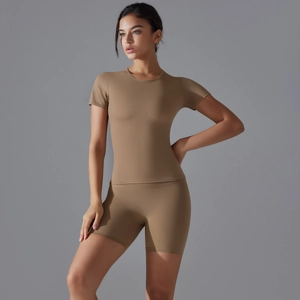 Détail de l'ensemble de yoga kaki coupe ajustée avec short taille haute et haut court