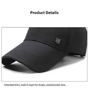 Gros plan sur la casquette de baseball noire montrant la texture maille et l'emblème