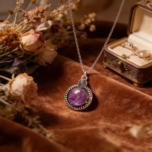 Collier vintage en résine violette avec pendentif argenté sur velours foncé