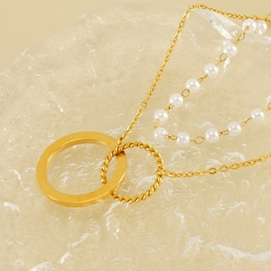 Collier double rang en acier inoxydable doré avec anneaux entrelacés et détails de perles