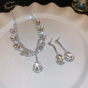 Gros plan d'un ensemble collier à glands diamantés et boucles d'oreilles goutte