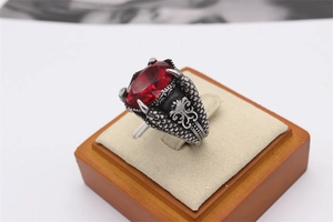 Nahaufnahme des Vintage-Drachenkrallenrings mit großem ovalem rotem Rubin-Edelstein