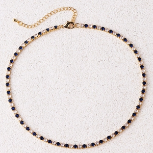 Gouden tennis ketting met blauwe en witte zirkonia en verstelbare sluiting