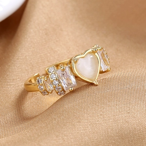 Anello regolabile placcato oro 18K con pietra occhio di gatto a cuore su seta