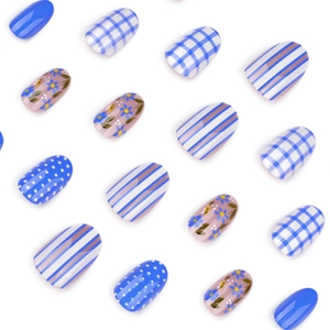 Faux ongles à rayures bleues et blanches avec motifs floraux et abeilles pour l'été