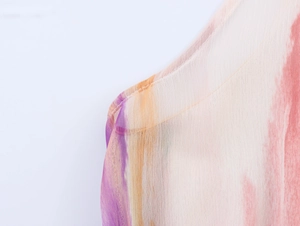 Détail du tissu en mousseline tie-dye sur l'épaule de la robe sans manches