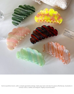 Collezione dettagliata di sei grandi mollette per capelli in acetato colorato con forme onde