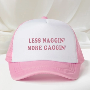 Nahaufnahme der rosa-weißen Mesh-Trucker-Kappe mit Less Naggin More Gaggin Aufdruck