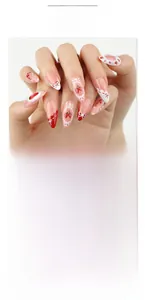 Détails de faux ongles amande motif fraise avec nœuds et décorations en perles