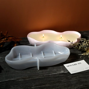 Moule en silicone en forme de nuage pour résine et bougie ondulée sur table en bois
