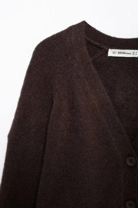 Detailansicht der braunen Strickjacke mit flauschiger Mohair-Textur und V-Ausschnitt