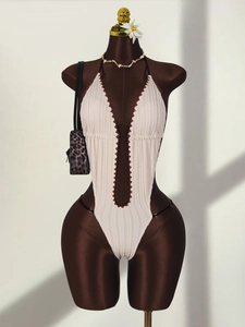 Maillot de bain une pièce blanc crème avec décolleté en V profond et bords à volants