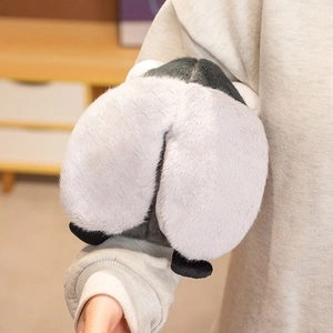 Cache-oreilles panda mignon en fausse fourrure grise et blanche sur une manche en tricot