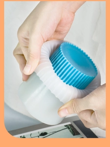 Processus de démoulage d'un moule en silicone pour bougies DIY à rayures verticales