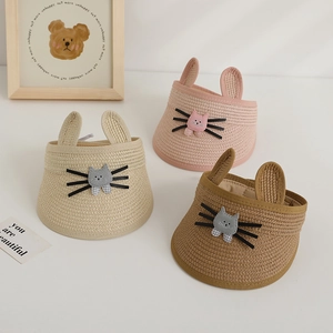 Trois visières en paille pour enfants avec oreilles de chat et nœuds papillon colorés