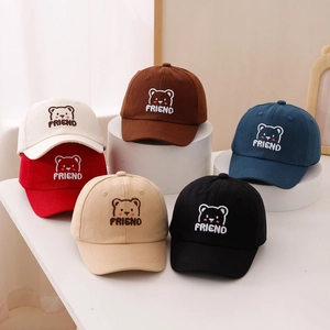 Set di sei cappellini da baseball per bambini con ricamo orsetto e scritta FRIEND