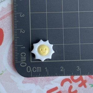 Accessoire solaire en résine blanche avec smiley jaune, diamètre de 1,5 cm environ