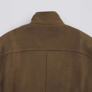 Veste en daim marron pour homme avec détails de couture au dos et finition de qualité