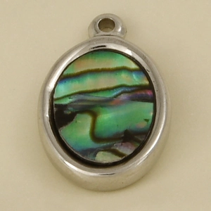 Vue macro du pendentif ovale en acier inoxydable 304 avec incrustation d'ormeau naturel coloré