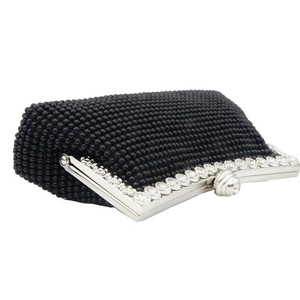 Makroansicht der schwarzen Perlen-Clutch mit silbernem Strass-Kussverschluss-Detail