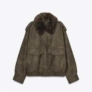 Schicke dunkelbraune Fliegerjacke mit Pelzkragen und Wildledertextur auf weißem Hintergrund