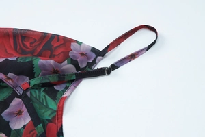 Détail des bretelles réglables sur la robe à fleurs avec roses rouges et violettes
