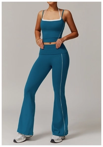 Détail des bordures contrastées sur le pantalon évasé et le haut de sport dos nu