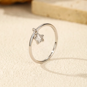 Eleganter S925 Sterlingsilber Sternanhänger Ring mit Zirkonia auf Stein Hintergrund