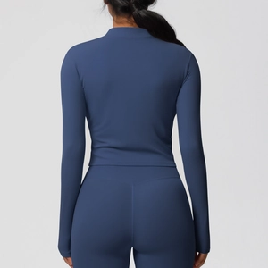 Vue arrière détaillée d'une veste de yoga bleu foncé ajustée et d'un legging assorti