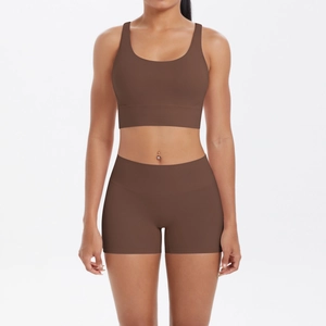 Détail du short de yoga taille haute et soutien-gorge de sport marron chocolat