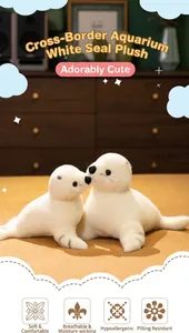 Détail de peluches phoques blancs en microfibre douce avec moustaches réalistes