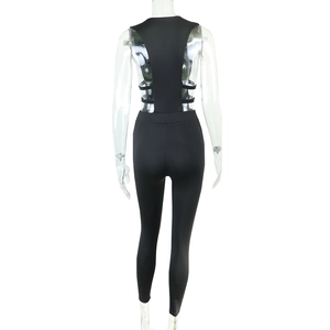 Détail de la combinaison noire avec découpe au dos et laçage latéral sur mannequin
