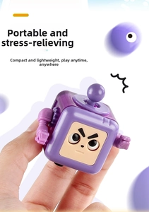 Dettaglio del cubo robot antistress viola con braccio meccanico e joystick per relax