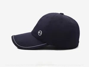Dettaglio cappellino sportivo blu navy con bordo riflettente e logo KT laterale