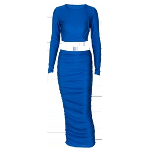 Dettaglio del crop top blu a maniche lunghe e gonna arricciata con texture setosa