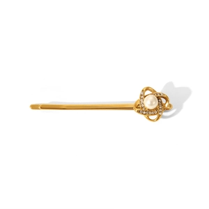 Dettaglio di fermaglio dorato con design floreale, perla finta e strass luminosi
