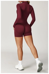Detailansicht des weinroten Yoga-Sets mit Scrunch-Butt-Shorts und engem Langarm-Oberteil