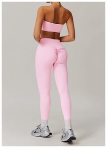 Rückansicht von rosa Sport-Set mit High-Waist Yoga-Leggings und Scrunch-Butt-Effekt