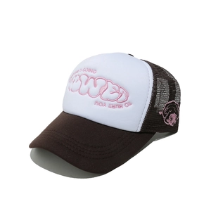 Detail der rosa 3D-WOWED-Stickerei auf braun-weißer, atmungsaktiver Trucker-Mütze