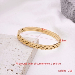 Dettaglio del bracciale dorato a ingranaggi con design industriale e dimensioni esatte